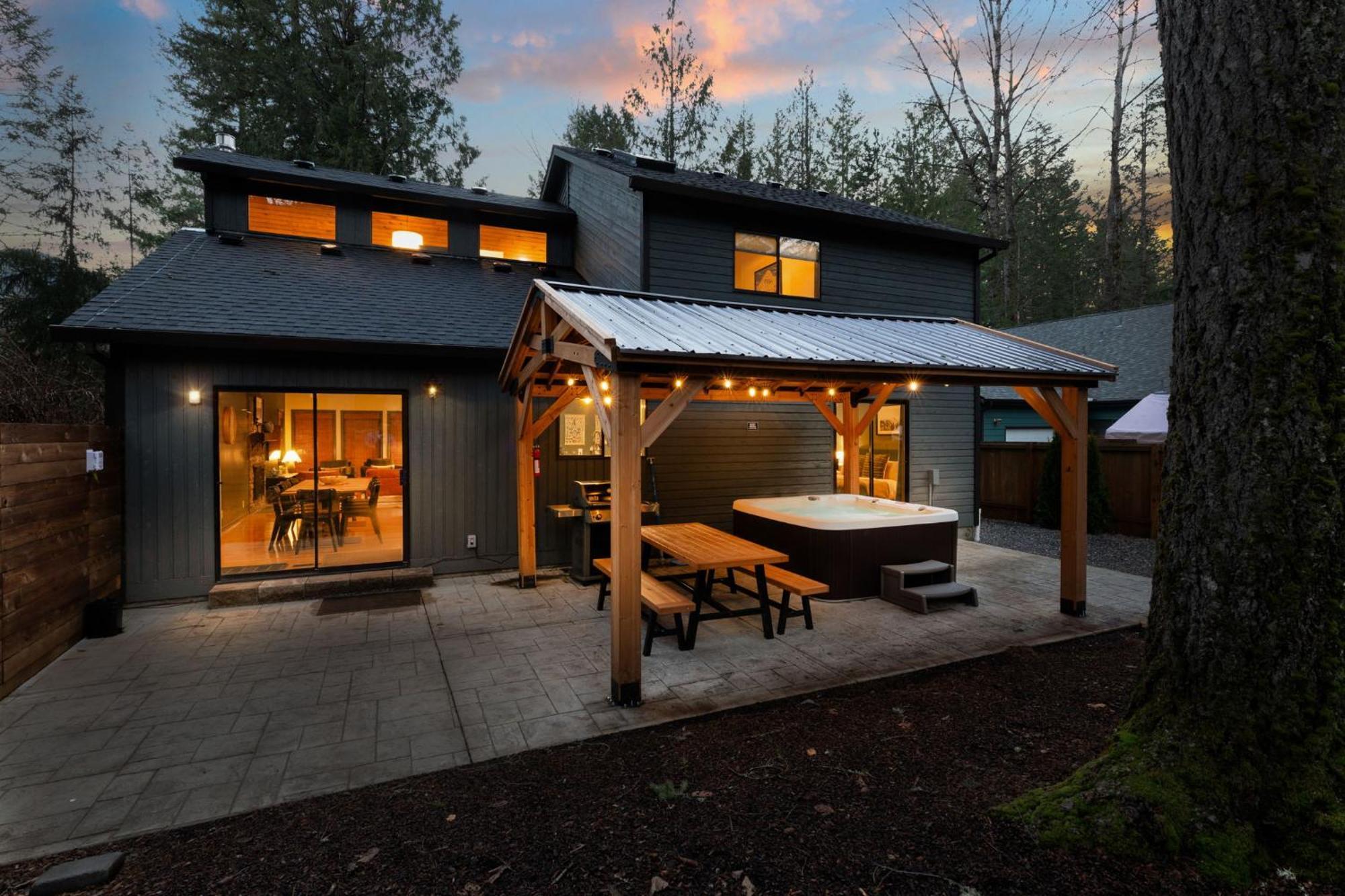 Stay Portland Collection - Alpine Retreat Hot Tub, Fire Pit & Game Room Rhododendron Bagian luar foto